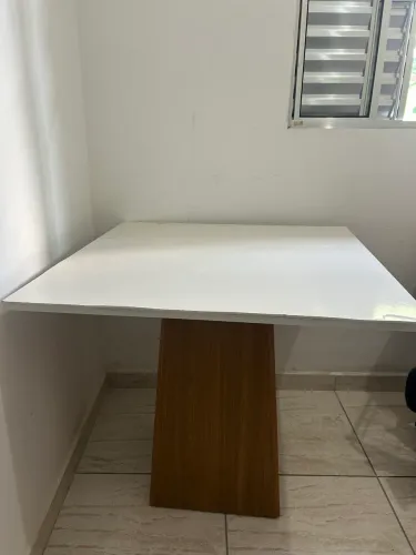 Mesa quadrada de 4 lugares