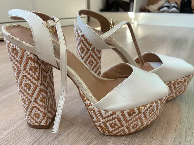 Vendo sandália Arezzo