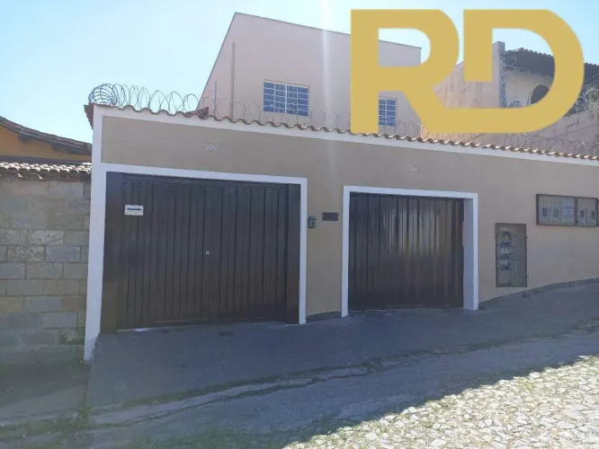 Casa de 05 quartos e 02 vagas de garagem