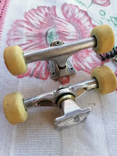 Truck Stronger série 2 (139mm), rodas Emex 53mm e rolamentos Shake Junt.