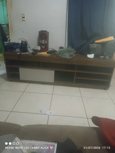Rack Madeira OFF, TV até 65 polegadas 3 prateleiras, 1 porta, em ótimo estado