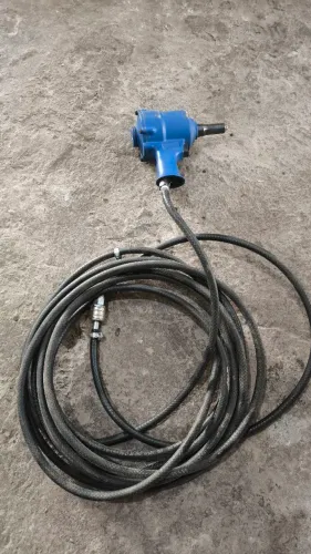 Rebitadeira pneumática com mangueira