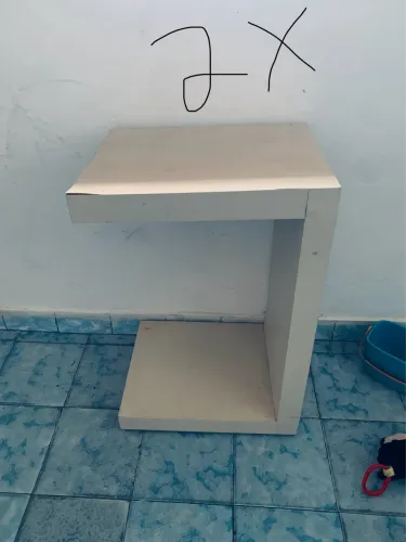 Sofá mesa de computador e criado