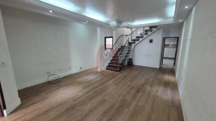 Sobrado à venda na Vila Santa Clara 149 m², 3 dormitórios, suíte, 2 vagas.