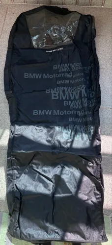 Capa para macacão marca BMW