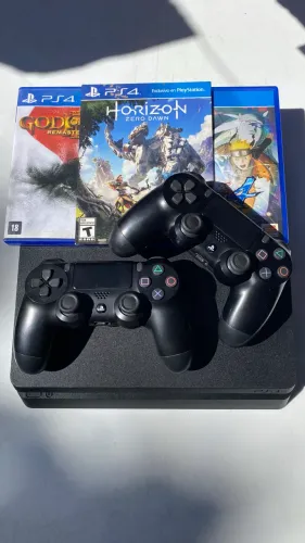 PlayStation 4 Slim 1T revisado c/ 2 controles e 3 jogos