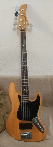 Contra baixo Fernandes bass jazz. Aceito troca por violão de aço, e valta em dinheiro.