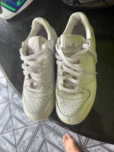 Tênis Adidas modelo Fórum.