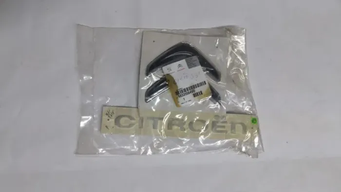 Emblema da tampa traseira Citroen C3 - Faltando a leta "I" do conjunto.