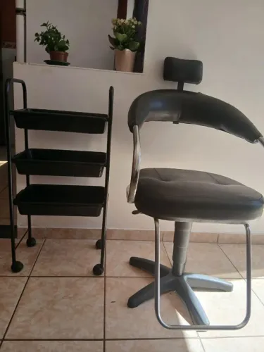 Vendo uma cadeira hidraúlica+ carrinho auxiliar
