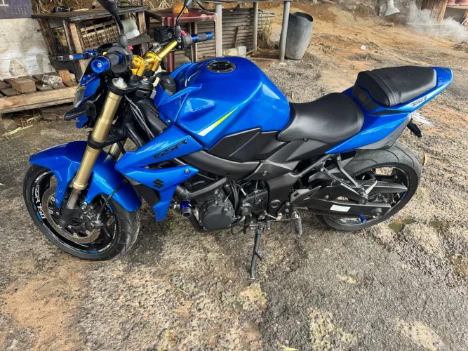 Suzuki GSR 750