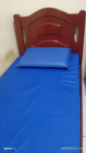 Cama de solteiro retrô 