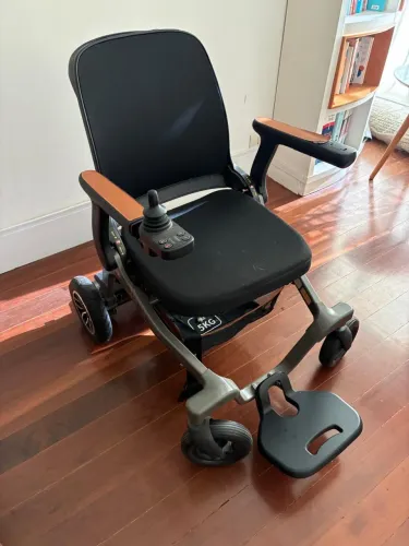 Vendo Cadeira de Rodas Elétrica Power Lite Slim, modelo BBR-E40s