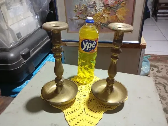 castiçal em metal antigo bem pesado