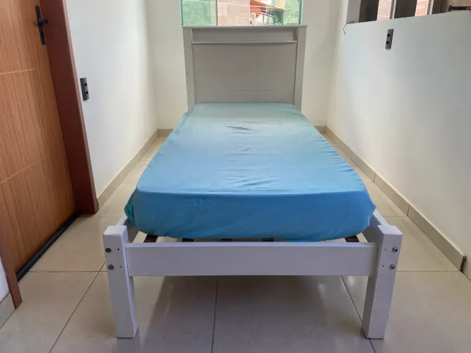 Cama de solteiro em madeira