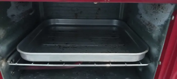 Forninho de bancada eletrico.vermelho tá funcionando perfeitamente a voltagem e de 220 