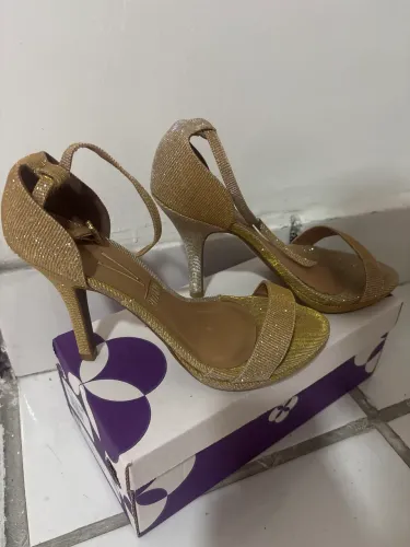 Salto alto dourado