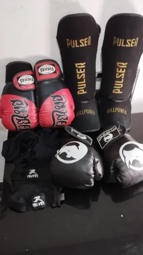 Kit Muay Thai | 2 Luvas + 1 Caneleira + 2 Bandagens