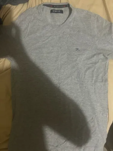 camiseta manga curta blinclass, cinza.