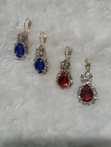 2 pares de Brincos Pedra azul e vermelha/diamantes 