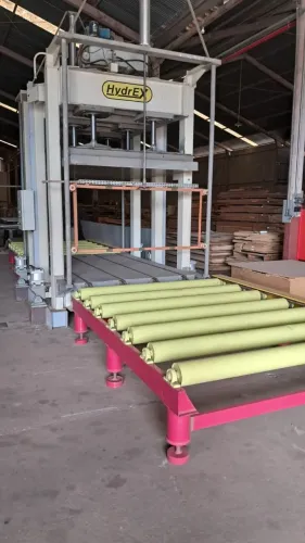 Prensa para portas Hydrex Marca Hydrex Tipo Prensa fria auto carregável para portas 