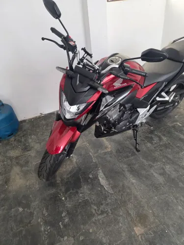 Honda CB 300F Twister Vermelha
