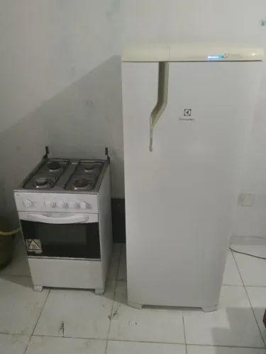 vende-se combo geladeira e fogão bem conservado