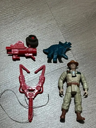 FIGURA DE AÇÃO EDDIE CARR DA COLEÇÃO JURASSIC PARK