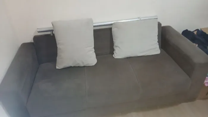Sofa usado 3 lugares muito confortável mais dois puff novos na caixa em suede