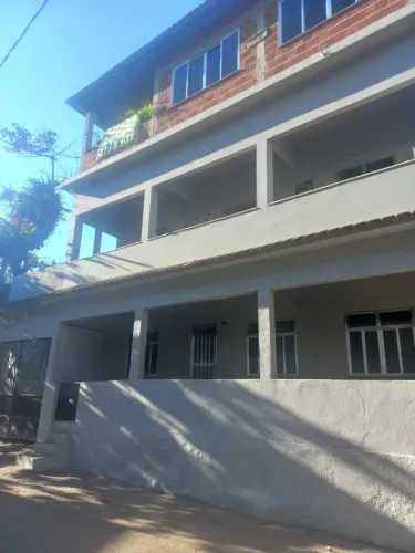 Prédio com 3 casas