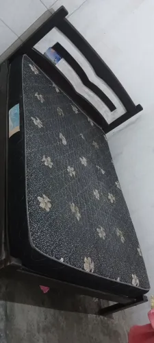 Grade de cama de casal,usado.. acompanha colchão mas o colchão não está em bom estado. 
