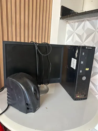 Vende-se computador em ótimo estado bom pra quem gosta de estudar e pra deixar em loja 