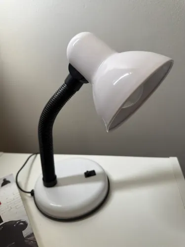 Luminária de mesa flexível -  prática e bonita! 