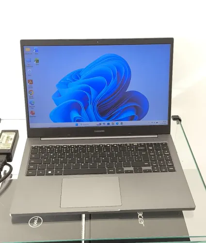 Notebook Samsung NP550 - Intel Celeron 6305 - RAM 4GB - SSD 128GB - Tela 15.6 Slim
