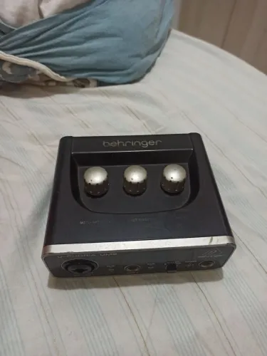 Interface de áudio Behringer UM2