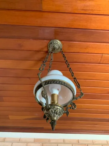 Lustre Colonial Vintage em Bronze e Vidro Leitoso 2 - Excelente Estado