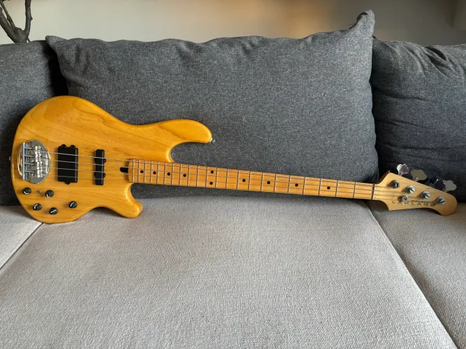Baixo Lakland 4402 (LH3)