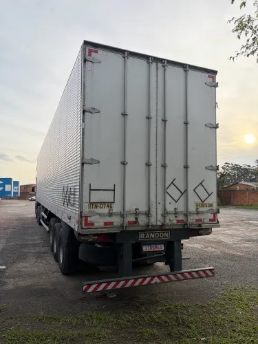 Carreta baú Randon