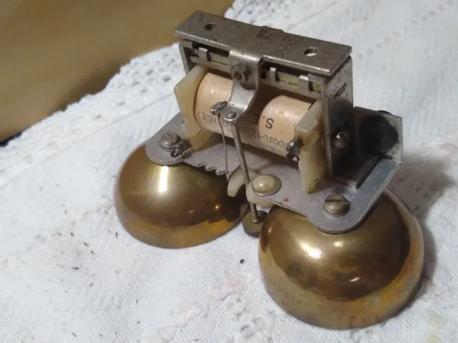 Campainha de telefone discador antigo 