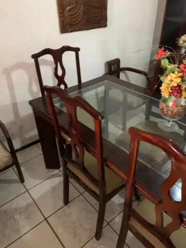 Vendo mesa de mogno com cadeira e leve de brinde a estante