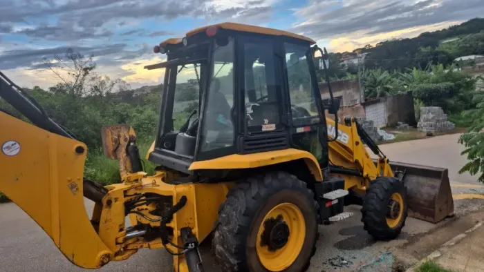 jcb  cabinada 4X4  com ar  apenas 8mil horas 