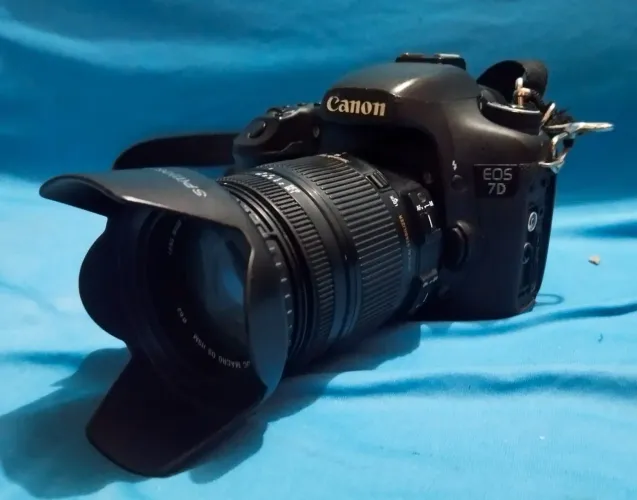 Vendo câmera Canon 7D lente 18-250 aceito troca em câmera Sony 