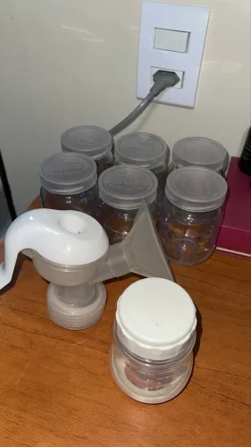 Bomba de tirar leite + potes para armazenar 