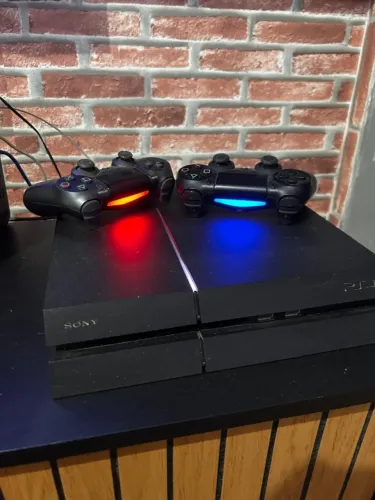 Ps4 FAT 1TB - 2 controles
