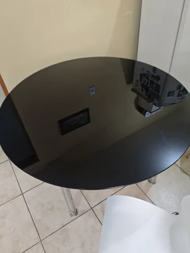 Mesa de Jantar Redonda de Vidro Preto 121 cm + 4 Cadeiras Brancas - Excelente Estado