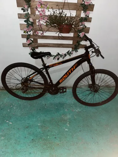Bicicleta south com a cor laranja e preto boa para passeios e com marcha