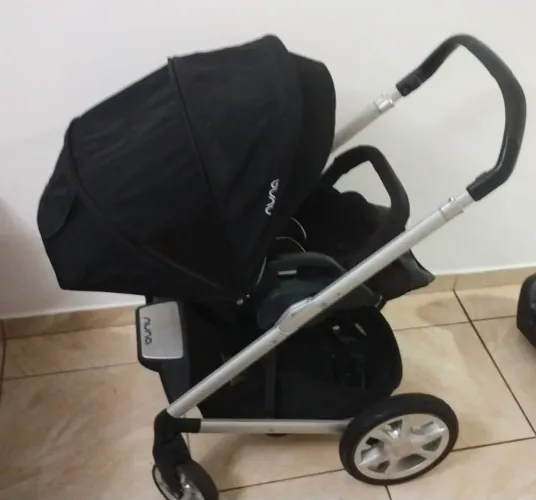 Carrinho de bebê importado
