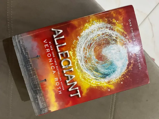     Coleção Divergente (2 Livros) em Inglês - Ótimo Estado