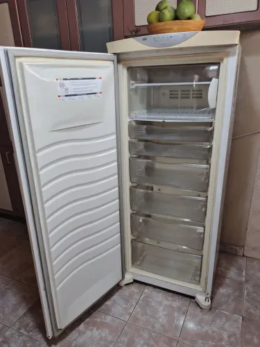 Freezer vertical, 6 gavetas ,côr branca, marca Brastemp em bom estado de conservação.
