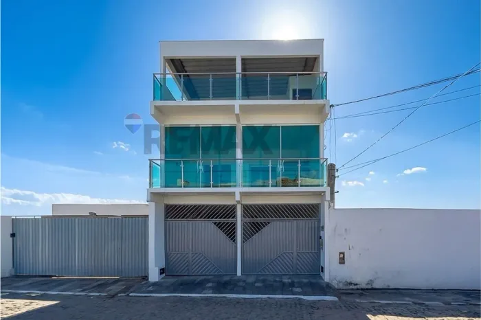 Casa com 5 quartos, sendo 3 suítes no Bairro Vaquejada em Serrinha - BA